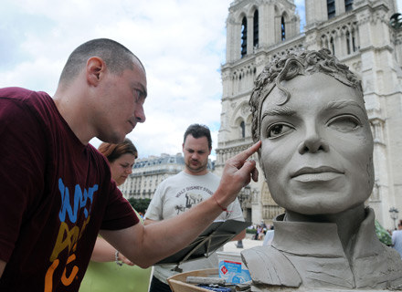 Jean-Baptiste Seckler z rzeźbą Michaela Jacksona /arch. AFP