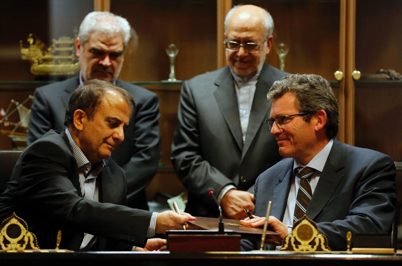 Jean-Christophe Quemard (z prawej) i  Hashem Yekkeh-Zareh podpisują umowę /AFP