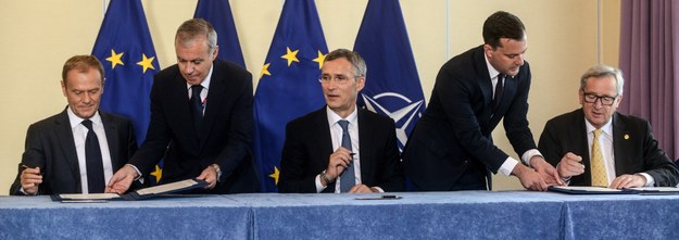 Jean-Claude Juncker, Donald Tusk oraz Jens Stoltenberg podczas uroczystości podpisania Wspólnej Deklaracji NATO-UE /Jakub Kamiński   /PAP