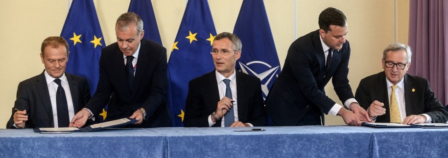 Jean-Claude Juncker, Donald Tusk oraz Jens Stoltenberg podczas uroczystości podpisania Wspólnej Deklaracji NATO-UE /Jakub Kaminski /PAP