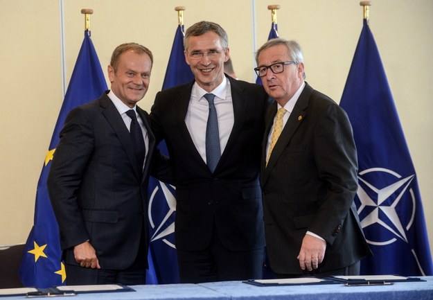 Jean-Claude Juncker, Donald Tusk oraz Jens Stoltenberg podczas uroczystości podpisania Wspólnej Deklaracji NATO-UE /Jakub Kamiński   /PAP