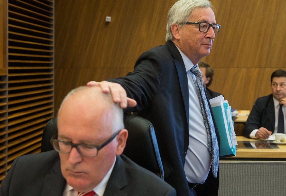 Jean-Claude Juncker trzymający dłoń na głowie Fransa Timmermansa /STEPHANIE LECOCQ  /PAP/EPA