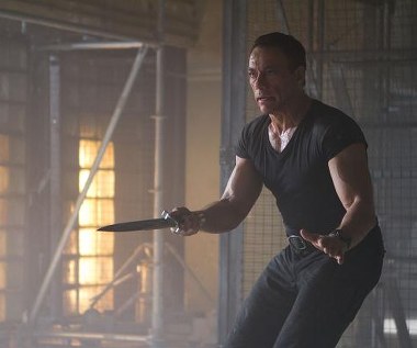 Jean-Claude Van Damme w scenie z filmu "Niezniszczalni 2"