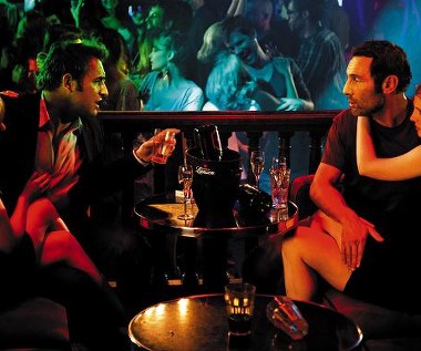 Jean Dujardin i Gilles Lellouche w scenie z filmu "Niewierni"