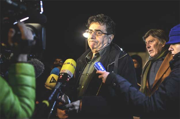 Jean  M. Grenier, przedstawiciel szpitala w Grenoble mówi dziennikarzom o stanie zdrowia Schumachera /AFP