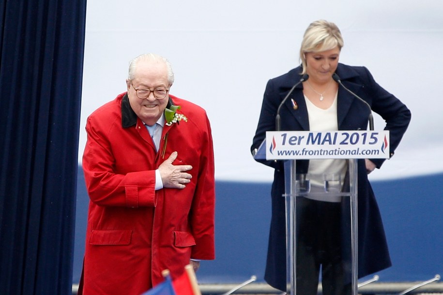 Jean-Marie Le Pen i jego córka Marine na zdj. z 2015 r. /YOAN VALAT  /PAP/EPA