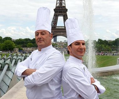 Jean Reno i Michaël Youn w scenie z filmu "Faceci od kuchni"