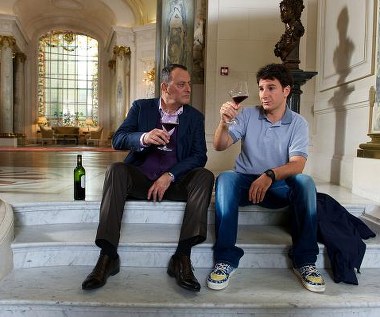 Jean Reno i Michaël Youn w scenie z filmu "Faceci od kuchni"