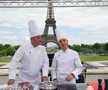 Jean Reno i Michaël Youn w scenie z filmu "Faceci od kuchni"