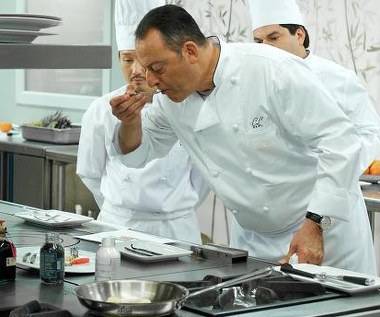 Jean Reno w scenie z filmu "Faceci od kuchni"