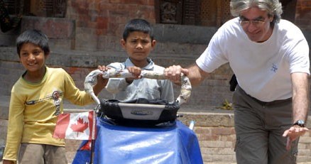 Jean w Katmandu (Nepal) ze swoim wózkiem i nepalskimi dziećmi, 16 maja 2008. /AFP
