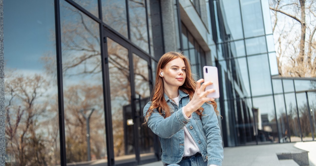 Jeans total look cieszy się dużą popularnością /Pixel