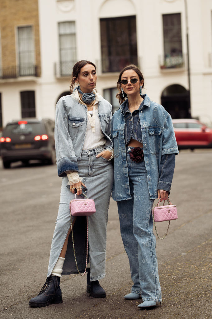 Jeansowy total look to jeden z hitów wiosny 2023. Jak widać, jeans niejedno ma imię /Raimonda Kulikauskiene/Getty Images /Getty Images