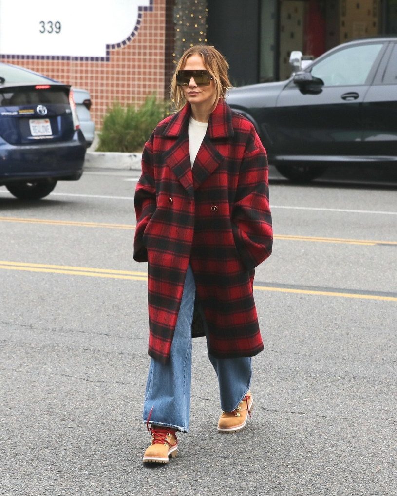 Jeansy "wide leg" i płaszcz w kratę to doskonałe połączenie, na które często stawia Jennifer Lopez /BACKGRID / Backgrid USA / Forum; BACKGRID / Backgrid USA / Forum /East News