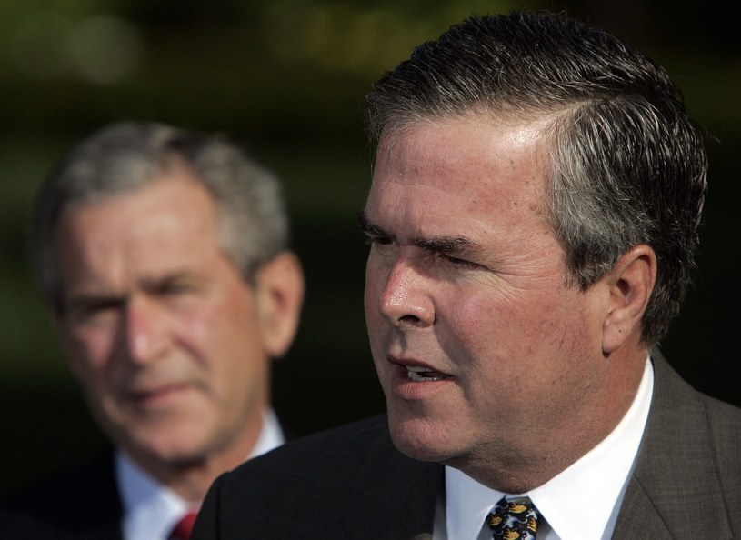 Jeb Bush, a w tle jego brat, były prezydent USA /AFP