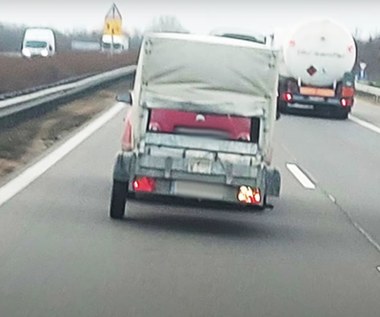 Jechał 110 km/h po autostradzie z przyczepką na jednym kole. Mamy wideo