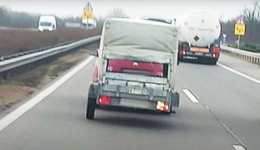 Jechał 110 km/h po autostradzie z przyczepką na jednym kole. Mamy wideo