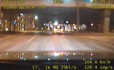 0007RAOOLTDF3225-C307 Jechał 145 km/h po mieście. Za nim policyjne BMW