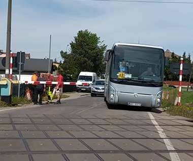 Jechał autobusem z dziećmi. Ominął opuszczone półzapory