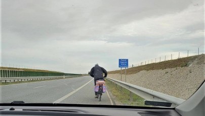 Jechał ekspresówką na rowerze. "Ryzykował życiem swoim i innych"