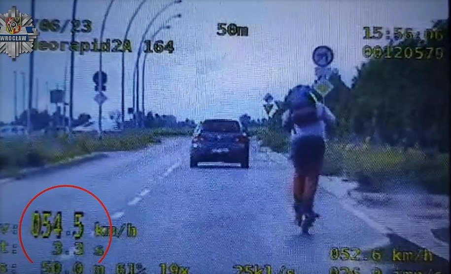 Jechał hulajnogą po ulicach Wrocławia z prędkością 54 km/h (fot. KMP we Wrocławiu) /