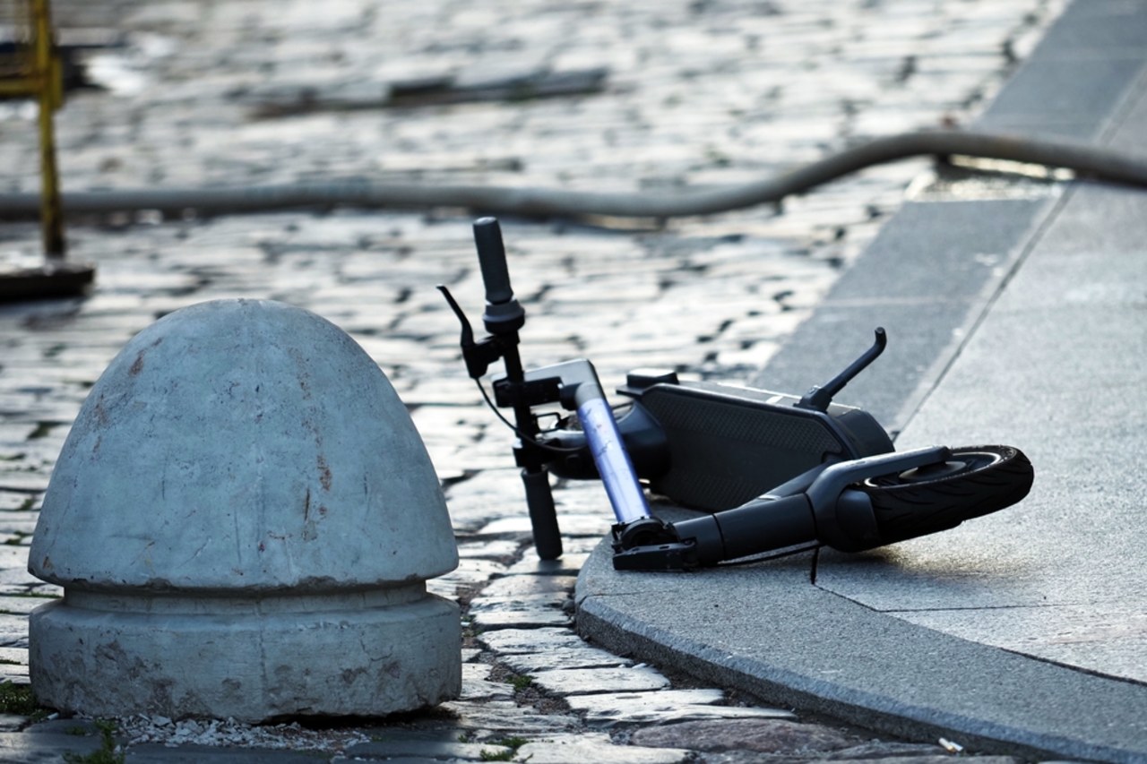 Jechał hulajnogą pod prąd i uderzył w auto. Groźny wypadek w Jeleniej Górze