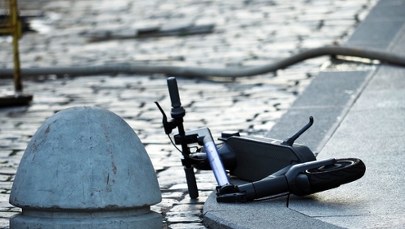 Jechał hulajnogą pod prąd i uderzył w auto. Groźny wypadek w Jeleniej Górze