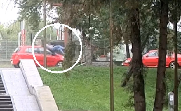 Jechał na hulajnodze, potrąciło go auto. Zobacz moment uderzenia [FILM]