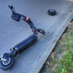 Jechał na hulajnodze, siedząc na głośniku. 13-latek miał wypadek