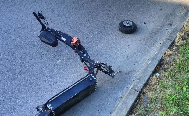 Jechał na hulajnodze, siedząc na głośniku. 13-latek miał wypadek