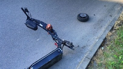 Jechał na hulajnodze, siedząc na głośniku. 13-latek miał wypadek