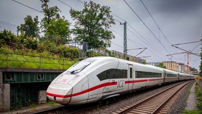 Jechał na zewnątrz pociągu, trzymając się kabli. Maszyna pędziła pond 200 km/h