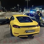 Jechał porsche bez uprawnień. Próbował zamienić się miejscami z dziewczyną