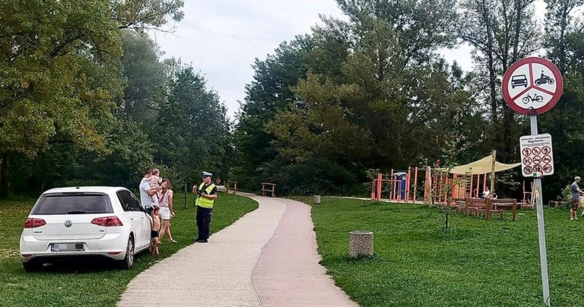 Jechał samochodem po ścieżce rowerowej. Stracił prawo jazdy /Policja