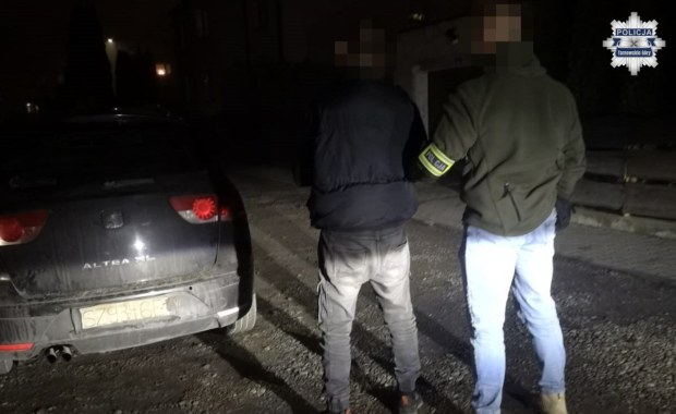 Jechał samochodem z kartonową tablicą rejestracyjną i pod wpływem narkotyków