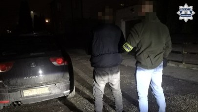 Jechał samochodem z kartonową tablicą rejestracyjną i pod wpływem narkotyków