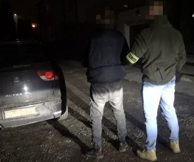 Jechał samochodem z kartonową tablicą rejestracyjną i pod wpływem narkotyków