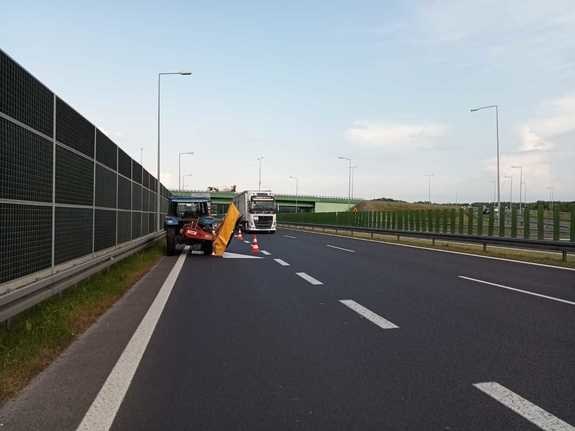 Jechał traktorem autostradą i w dodatku pod prąd! /Policja