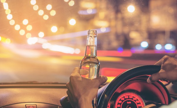 Jechał z otwartymi drzwiami, całą szerokością drogi. Miał ponad 3 promile