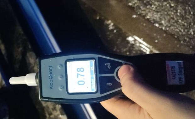 Jechał zygzakiem, a potem szarpał się z policją. Okazało się, że był poszukiwany