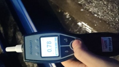 Jechał zygzakiem, a potem szarpał się z policją. Okazało się, że był poszukiwany