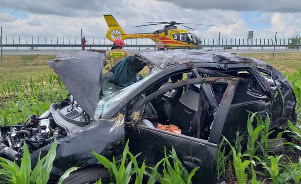 Jechała z trójką dzieci, jej auto dachowało. Wypadek koło Elbląga 