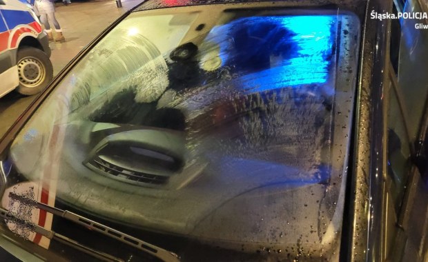 Jechała z zamarzniętą szybą. Potrąciła mężczyznę na przejściu [FILM]