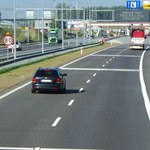 Jechałem lewym pasem autostrady, bo prawy był dziurawy. Należy się mandat?