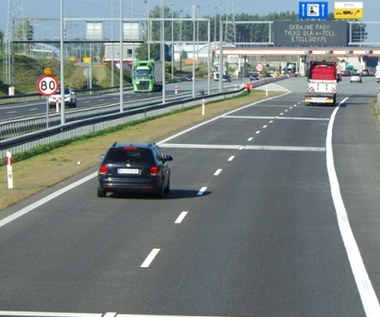 Jechałem lewym pasem, bo prawy był dziurawy. Narażam się na mandat?