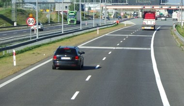 Jechałem lewym pasem, bo prawy był dziurawy. Narażam się na mandat?