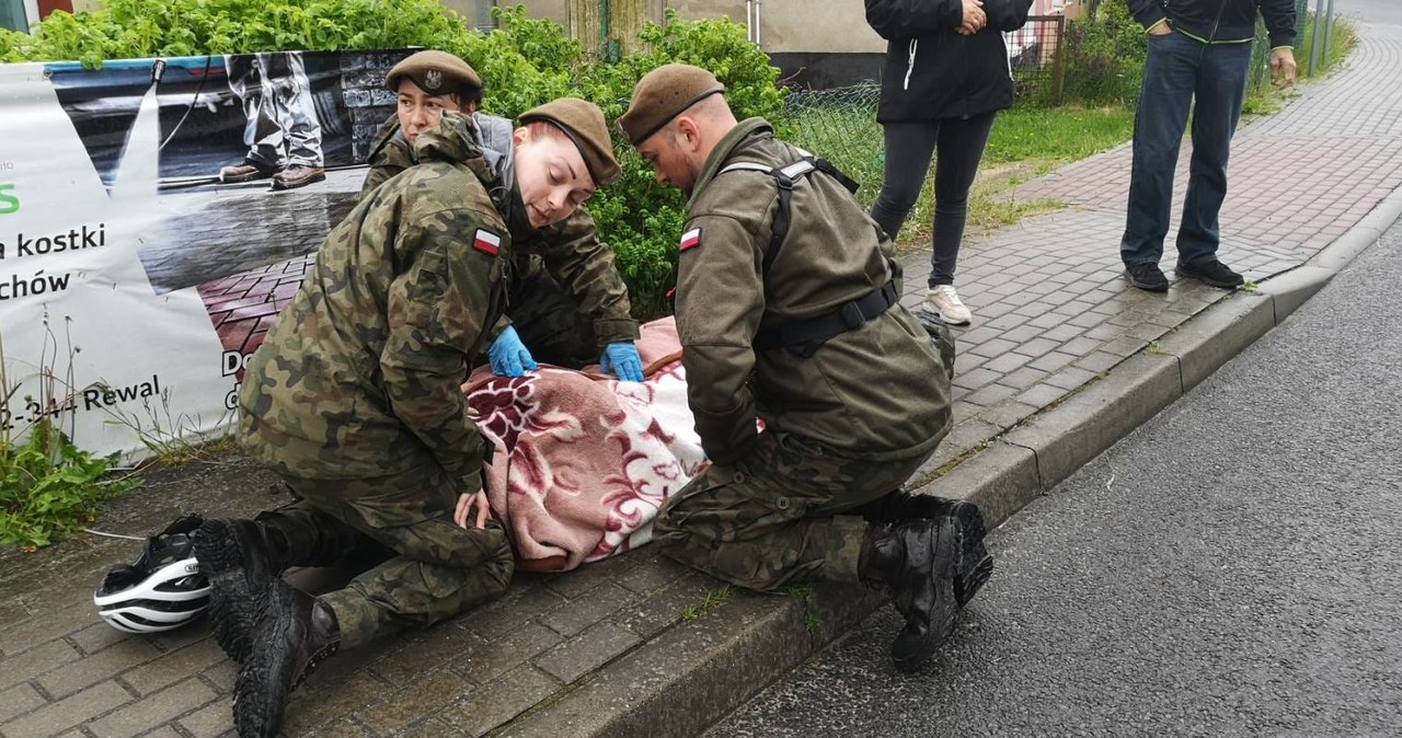 Jechali na przysięgę wojskową, pomogli ofierze wypadku