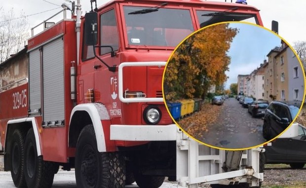 Jechali ratować życie. Auta zaparkowane po obu stronach odcięły drogę strażakom