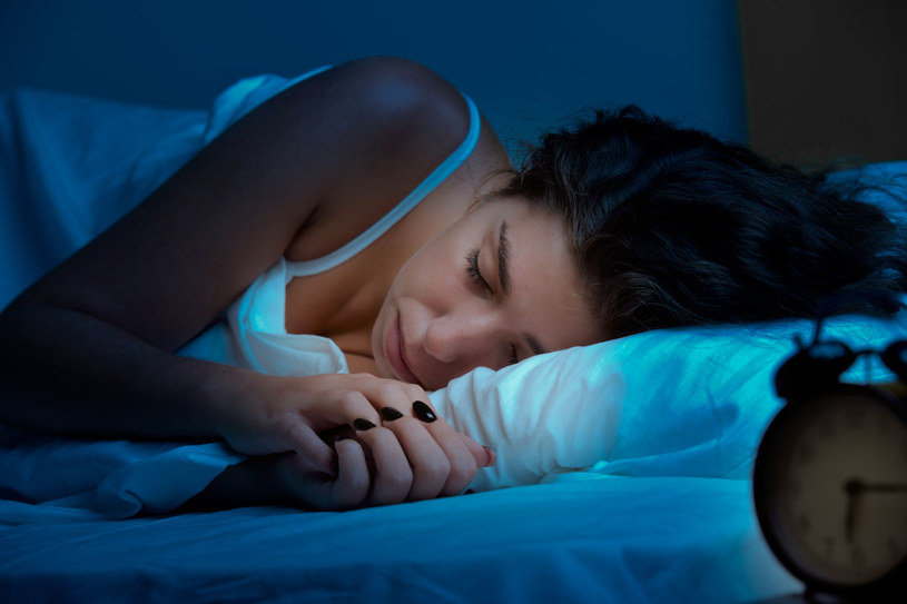 Jeden błąd przed snem może kosztować cię zdrowie. Spanie przy świetle postarza i zaburza rytm dobowy /123RF/PICSEL