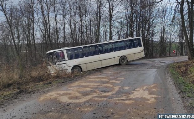 Jeden był pijany, drugi wjechał do rowu. Obaj kierowali szkolnymi autobusami 